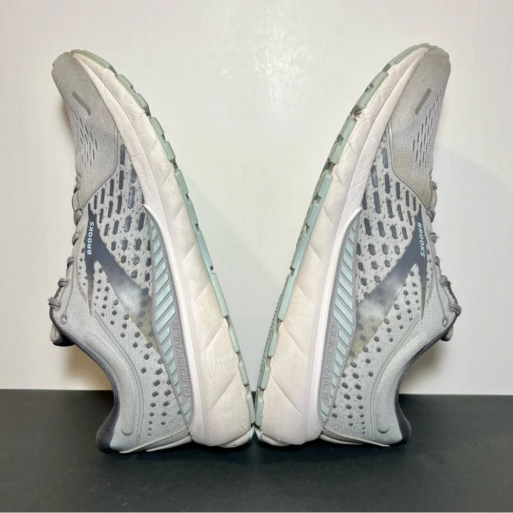 Womens BROOKS Adrenaline GTS 21 Gray Running Shoes / Size 9